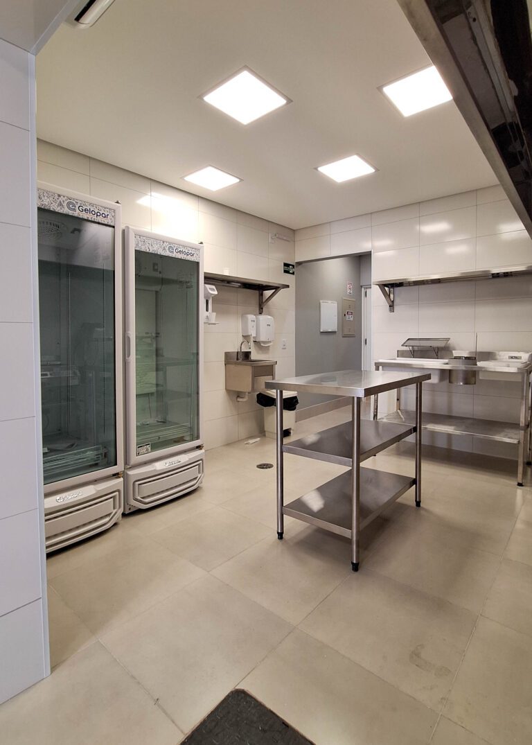 Cozinha Industrial em obra comercial com infraestrutura técnica instalada executada pela Padrão Engenharia