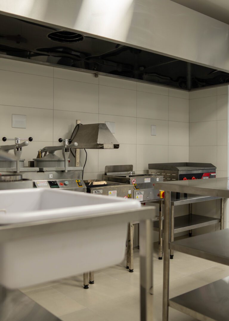 Execução de cozinha industrial em obra comercial com infraestrutura técnica instalada executada pela Padrão Engenharia