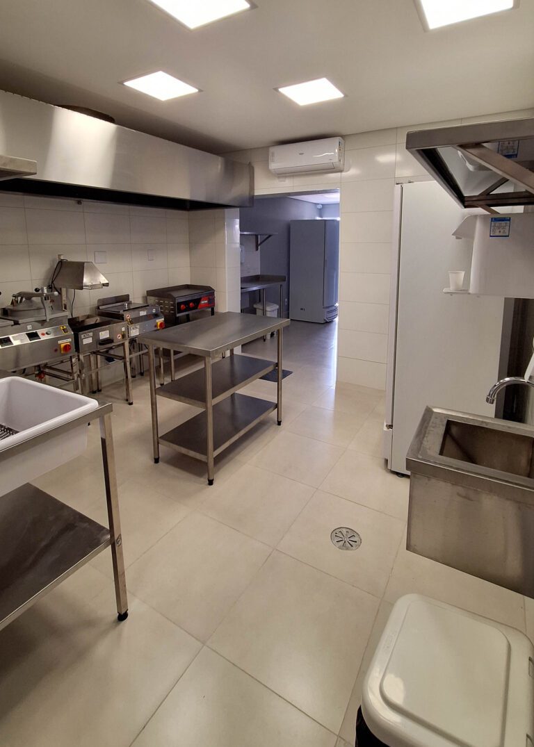 Cozinha Industrial em obra comercial com infraestrutura técnica instalada executada pela Padrão Engenharia