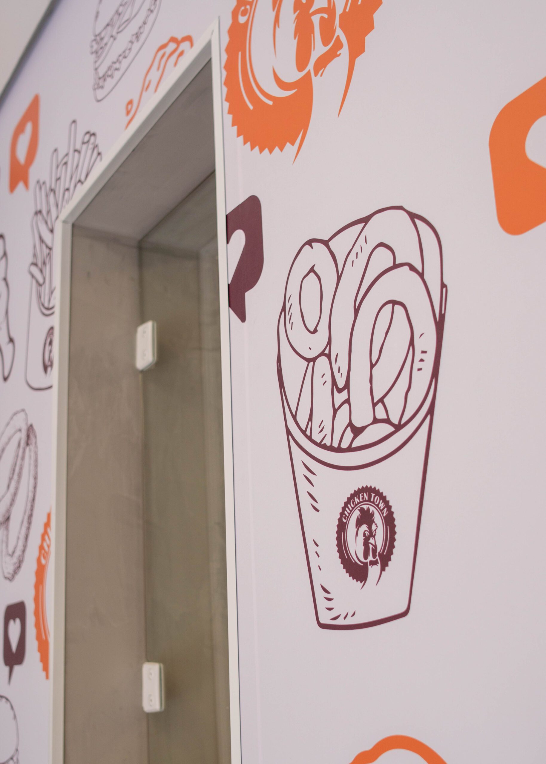 Detalhe de parede com identidade visual aplicada em restaurante.