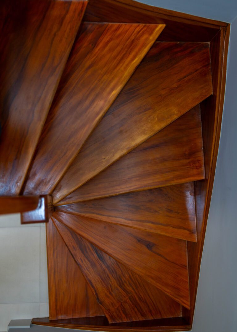 Restauração de Escada em Madeira Maciça em obra comercial executada pela Padrão Engenahria