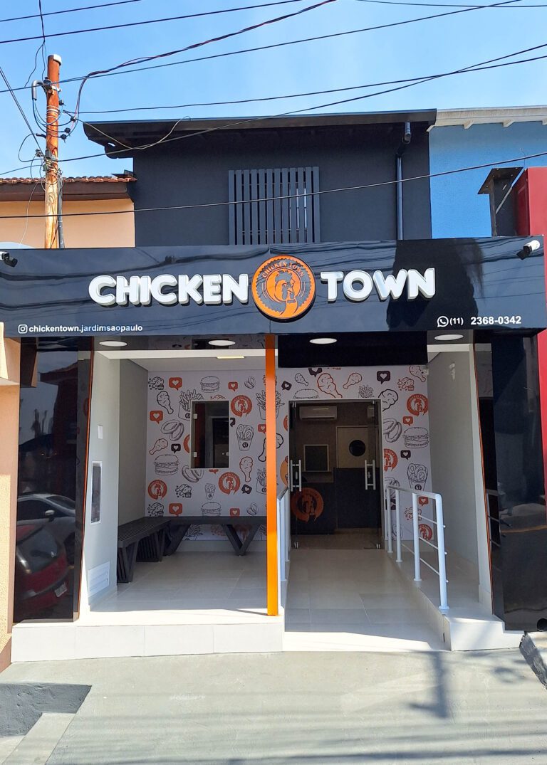 Execução de fachada em ACM em obra comercial com infraestrutura técnica instalada executada pela Padrão Engenharia